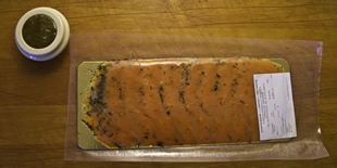 Saumon mariné prétranché "GRAVAD LAKS" avec sauce "moutarde douce"